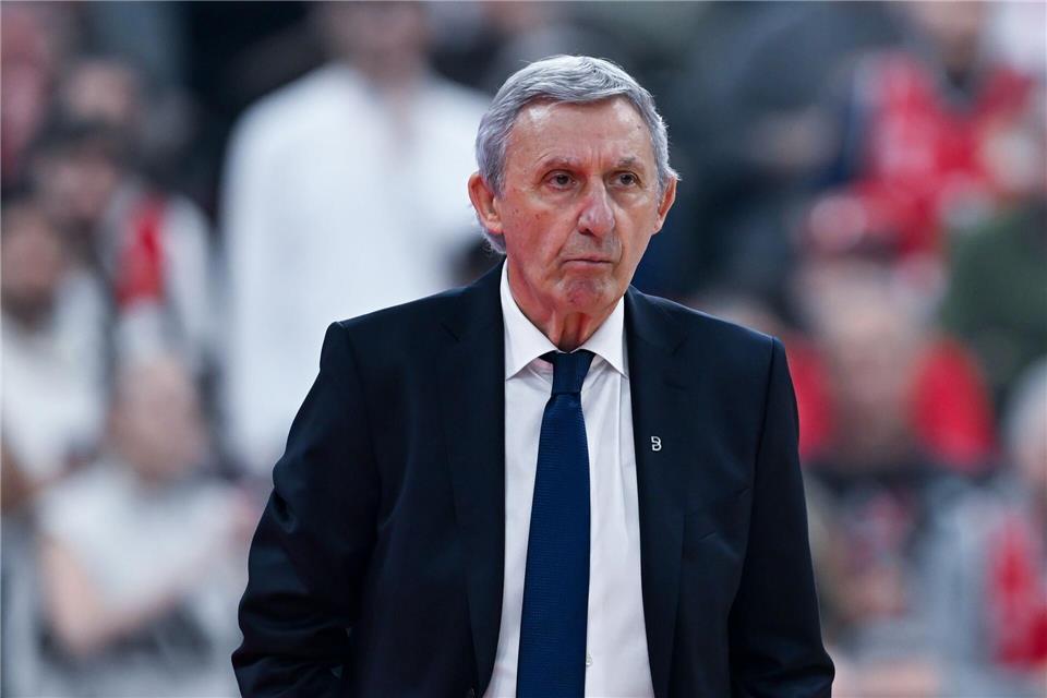 Svetislav Pesic kassierte mit Bayern bei seinem ehemaligen Team Barcelona eine deutliche Pleite. (Archivbild)Sven Hoppe/dpa