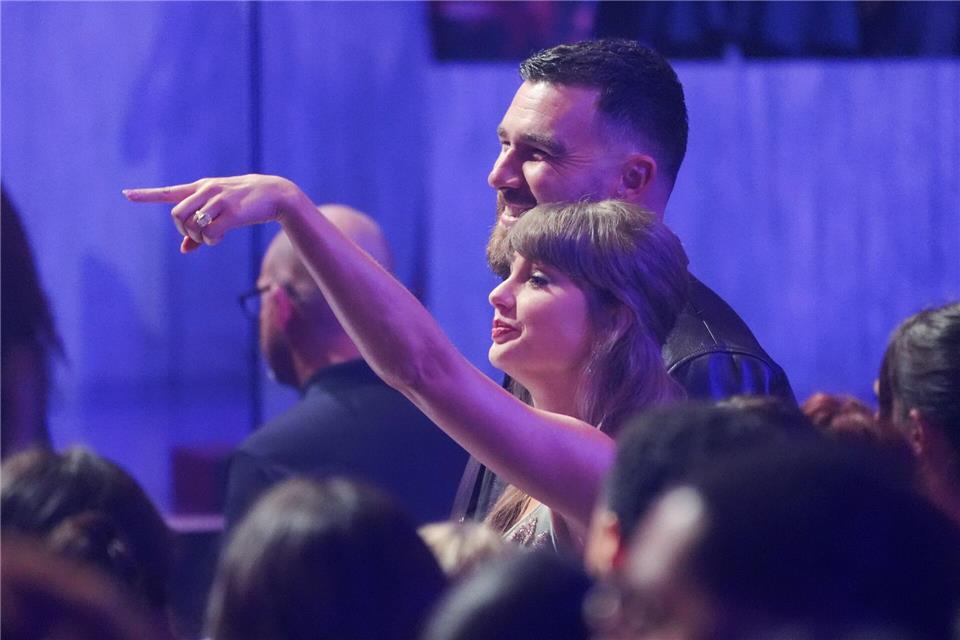 Swift wurde an dem Abend von ihrem Verlobten, dem Football-Spieler Travis Kelce, begleitet.Chris Pizzello/Invision/AP/dpa