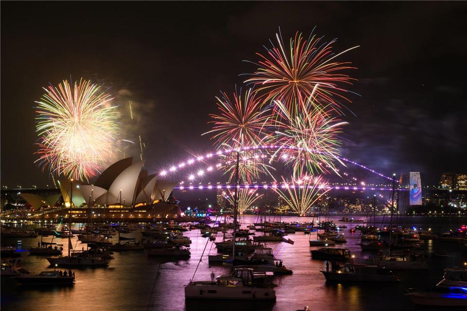 Sydney hat das neue Jahr wieder mit einem gigantischen Feuerwerk begrüßt.Dan Himbrechts/AAP/dpa