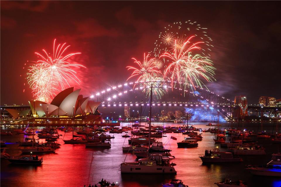 Sydney hat das neue Jahr wieder mit einem gigantischen Feuerwerk begrüßt.Dan Himbrechts/AAP/dpa