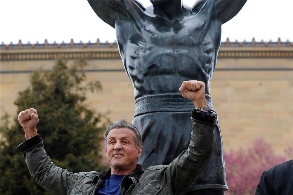 Sylvester Stallone vor der Rocky-Statue. (Archivbild)Michael Perez/AP/dpa