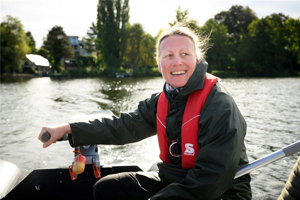 Sylvia Pinkerneil, Wissenschaftlerin beim Helmholtz-Zentrum für Geoforschung (GFZ) fährt mit einem Schlauchboot zu einer Spezial-Bohrplattform. Von dort aus werden Sediment-Kerne - also Ablagerungen - vom Grund des Gewässers entnommen.Bernd von Jutrczenka/dpa