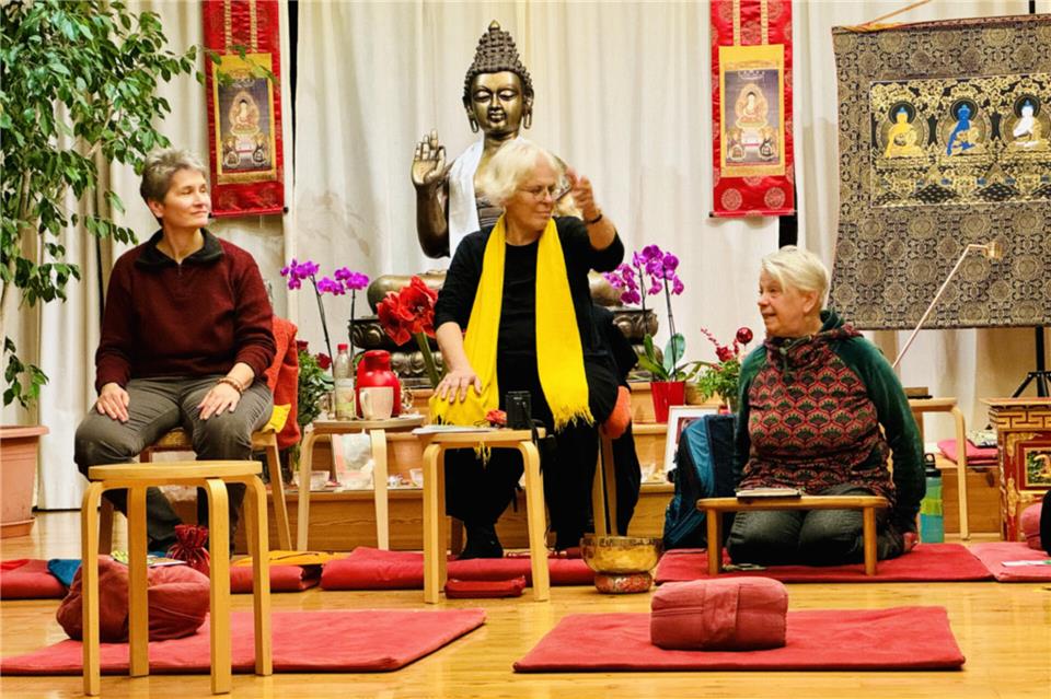 Sylvia Wetzel (Mitte) bei der Ernennung von Christine Kalkowski (links) zur buddhistischen Meditationslehrerin. Sie darf nun im Namen von Sylvia Wetzel auch Kurse anbieten.