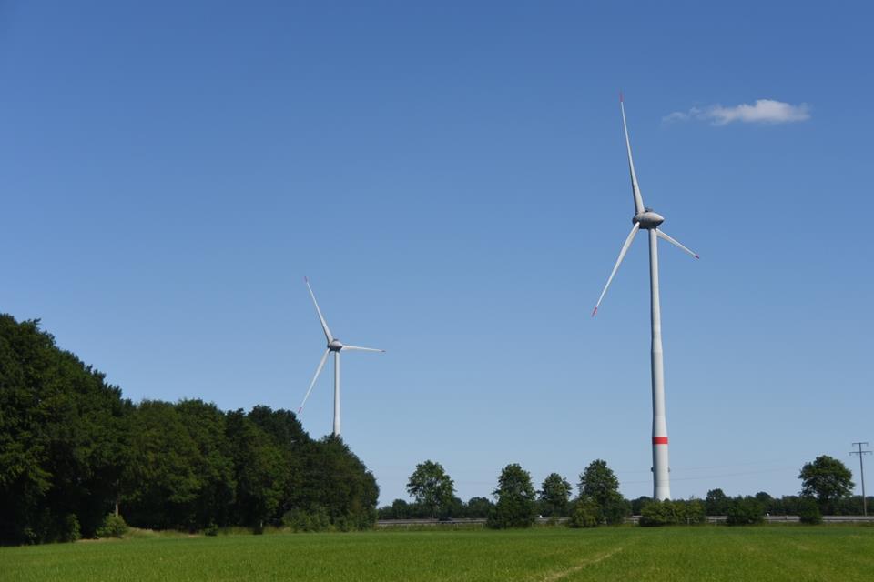 Symbolbild: Diese Windkraftanlagen stehen in Hochmoor. Wenn in Velen neue gebaut werden sollten, könnten sie genauso groß werden.