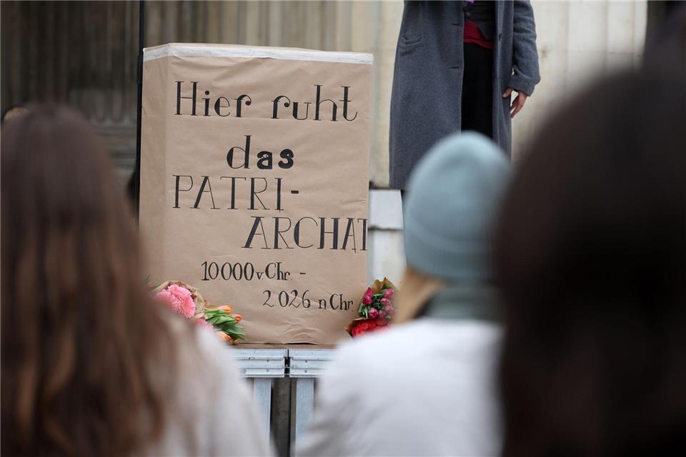 Symbolisch beerdigen die Aktivistinnen das Jahrtausende alte Patriarchat. Karl-Josef Hildenbrand/dpa