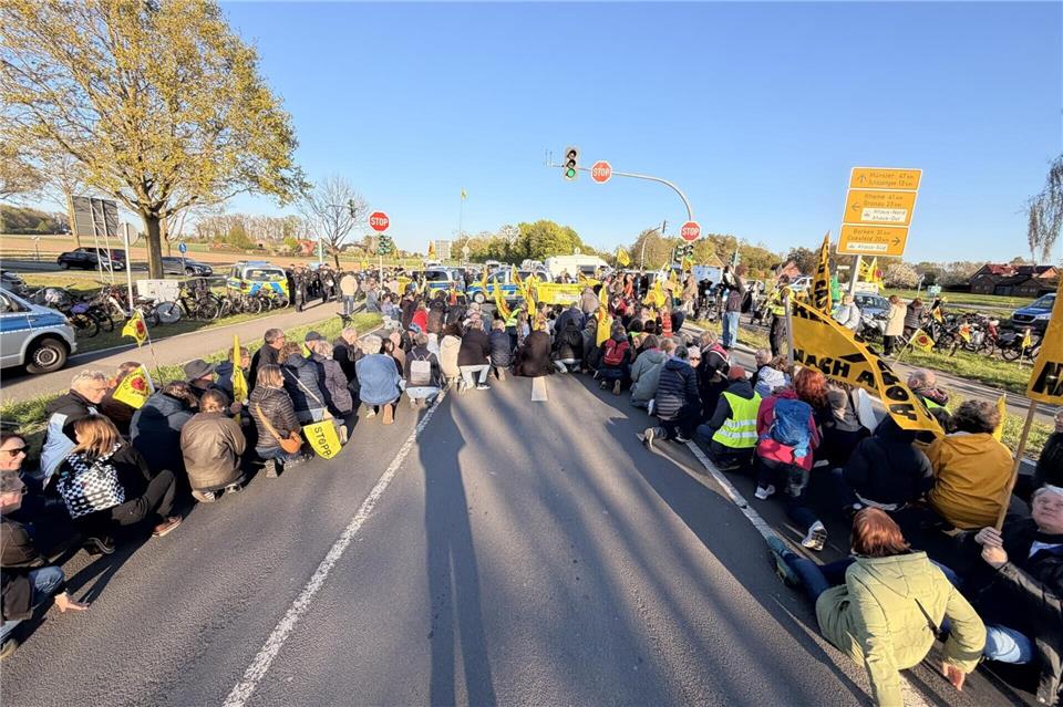 Symbolisch blockieren die Demonstranten am Abend die Kreuzung Schorlemer Straße / Schumacherring. Später dürfen sie als geschlossene Gruppe über die Schöppinger Straße laufen. Das hatte die Polizei bei der Premiere der Transporte Ende März noch unterbunden.