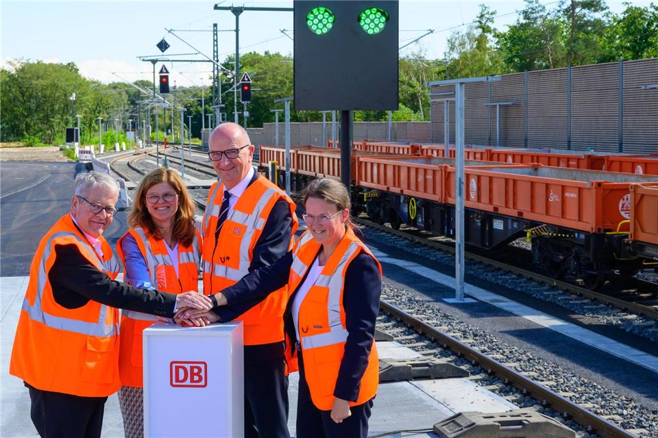 Symbolisch gibt es „grünes Licht“ für eine neue Güter-Verladestation in Cottbus. Patrick Pleul/dpa