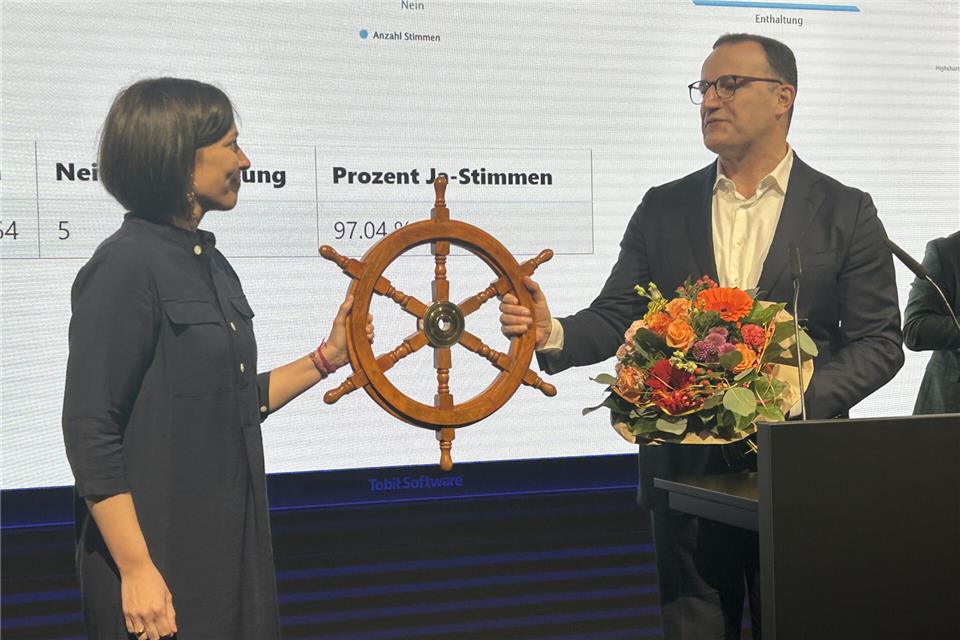 Symbolisch übergab Jens Spahn das Steuerrad der Kreis-CDU an Heike Wermer.