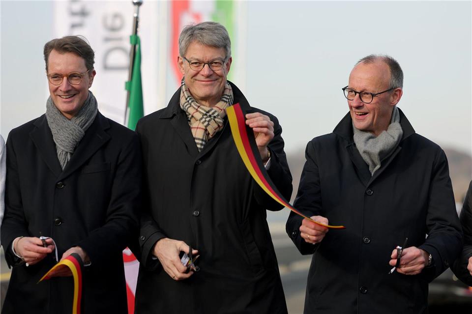 Symbolische Freigabe: NRW-Ministerpräsident Hendrik Wüst, Bundesverkehrsminister Patrick Schnieder und Bundeskanzler Friedrich Merz auf der Rahmedetalbrücke.Rolf Vennenbernd/dpa