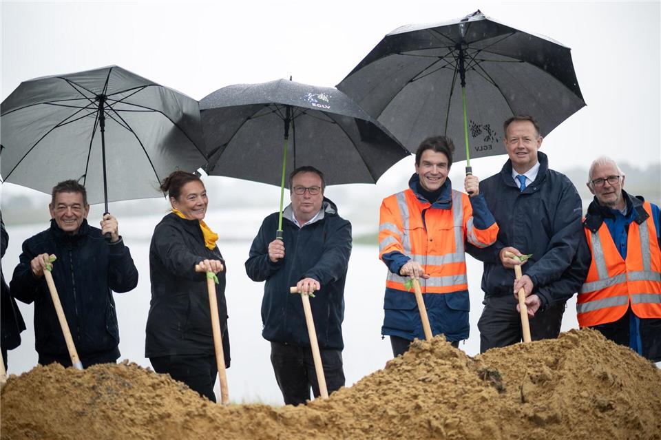 Symbolischer Spatenstich: An der Lippe geht das aktuell größte Hochwasserschutzprojekt Nordrhein-Westfalens in die letzte Phase.Fabian Strauch/dpa