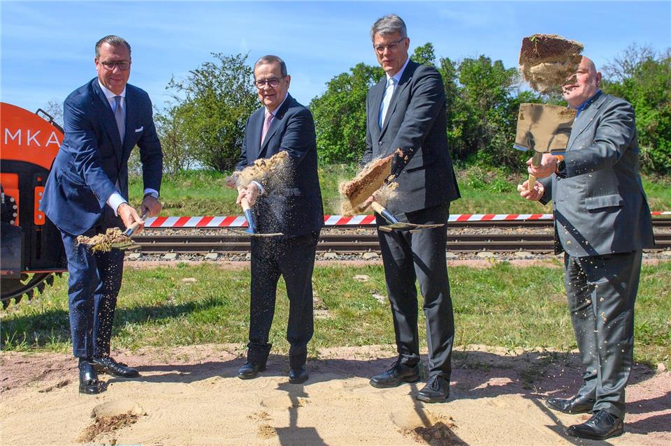 Symbolischer Spatenstich für den Bau einer Glasfaser-Teststrecke: Bundesminister Patrick Schnieder (zweiter von rechts)  kam dazu nach Brandenburg.Klaus-Dietmar Gabbert/dpa