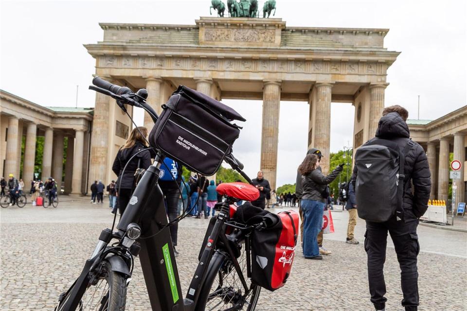 Symbolischer Start: Am Brandenburger Tor in Berlin beginnt der Fernradweg.Anita Arneitz/dpa-tmn