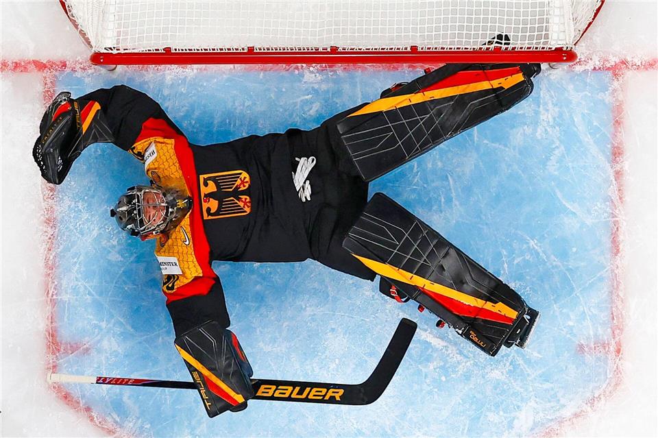 Symbolträchtig: Deutschlands Torhüter Philipp Grubauer liegt auf dem Eis.Andreas Becker/Keystone/dpa