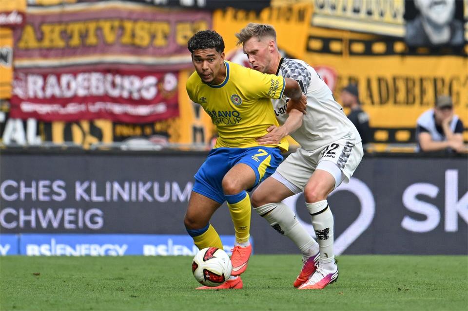 Symptomatisch für diese Saison: Die gegnerischen Angreifer laufen an den Dynamo-Abwehrspielern vorbei.Swen Pförtner/dpa