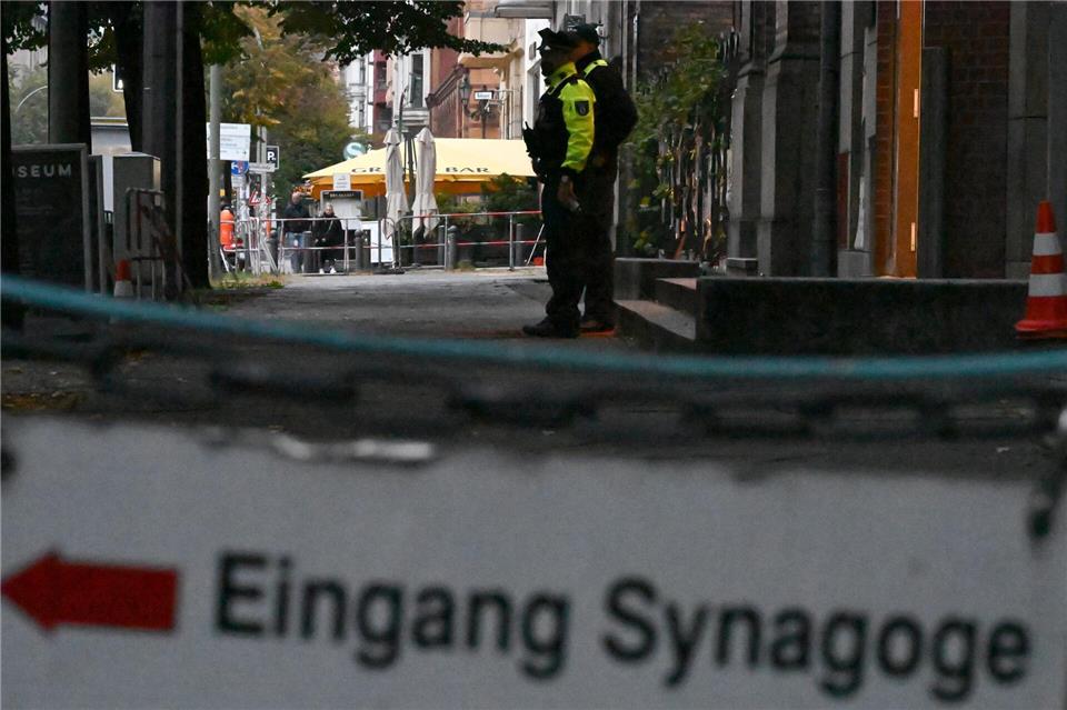 Synagogen in Deutschland sind wegen drohender Gewalt oft schwer geschützt und bewacht. (Archivbild)Lilli Förter/dpa