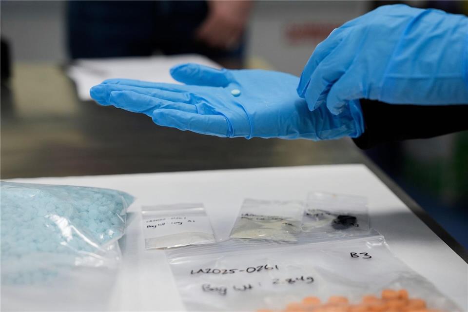 Synthetische Opioide sind im Labor hergestellte Drogen, die vor allem schmerzlindernd wirken, wie Fentanyl oder Methadon. (Symbolbild)Alex Brandon/AP/dpa