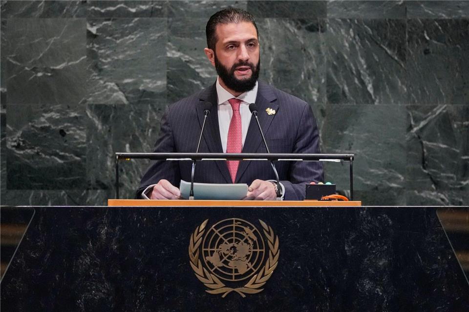 Syriens Interimspräsident al-Scharaa kritisiert Israels dauernde Angriffe auf sein Land. Richard Drew/AP/dpa