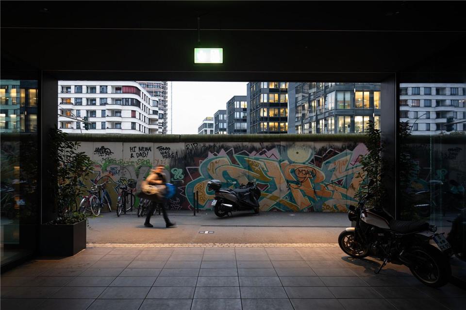 Systematisch abgetragen wird das Bollwerk aber erst zwischen Juni und November 1990. Einige wenige Mauerstücke bleiben in Berlin erhalten.Sebastian Gollnow/dpa
