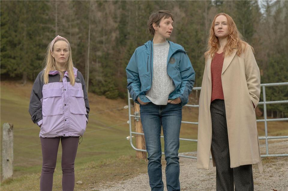 Szene aus „Nix ist fix“: Paula (Friederike Kempter, links), Juliane (Julia Koschitz, Mitte) und Ines (Brigitte Hobmeier, rechts). Der Film steht jetzt in der ZDF-Mediathek (im ZDF-Streaming-Portal) und wird am 10. August ausgestrahlt.Stefanie Leo/ZDF/dpa