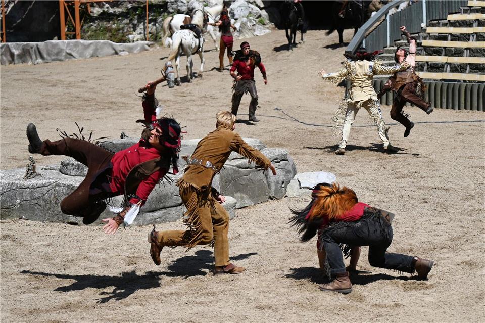 Szene aus dem Stück „Halbblut“: Die 72. Saison der Karl-May-Spiele ist eröffnet. (Archivbild)David Hammersen/dpa