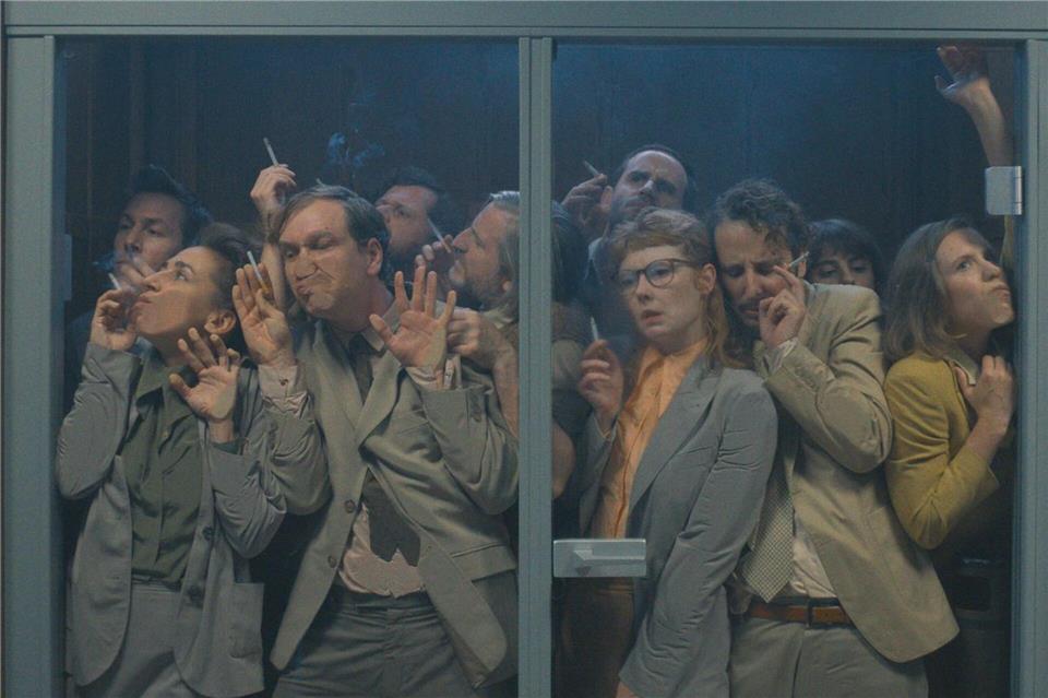Szene aus der ZDF-Miniserie „Das Manko“: Viele Menschen drängen sich in einer Raucher-Kabine. Razor Film/ZDF/dpa