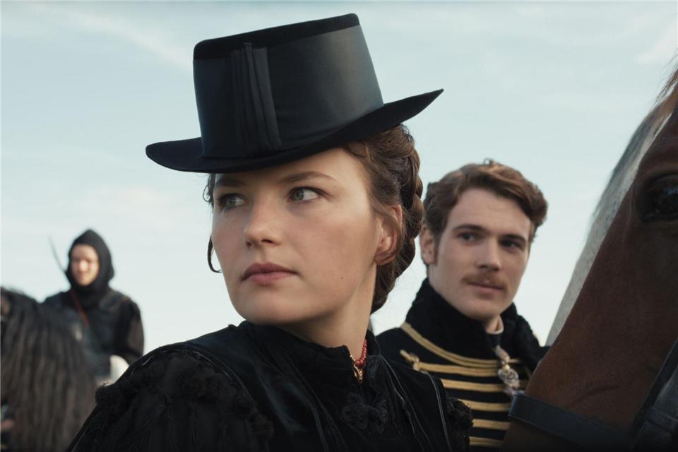 Netflix beendet Sisi-Serie „Die Kaiserin“ mit Staffel drei Szene aus der zweiten Staffel der Dramaserie „Die Kaiserin“ mit Devrim Lingnau als Sisi und Philip Froissant als Kaiser Franz Joseph I. (Bild: Netflix)Cr. Courtesy of Netflix © 2024/dpa