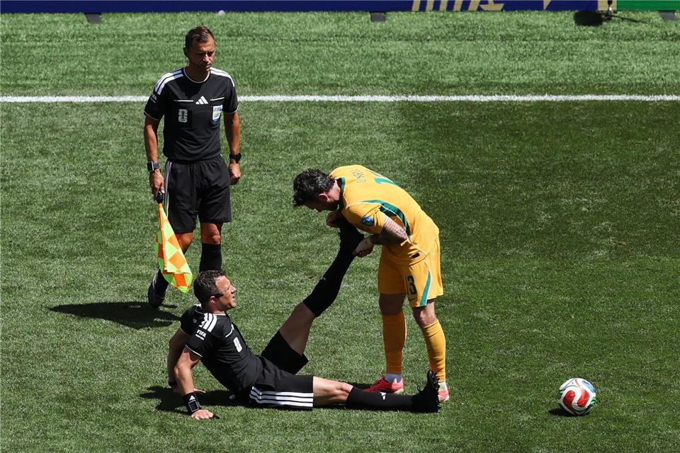 Szene, die das WM-Debüt trübt: Zwayer erlitt Krämpfe.Maddy Grassy/FR172029 AP/AP/dpa