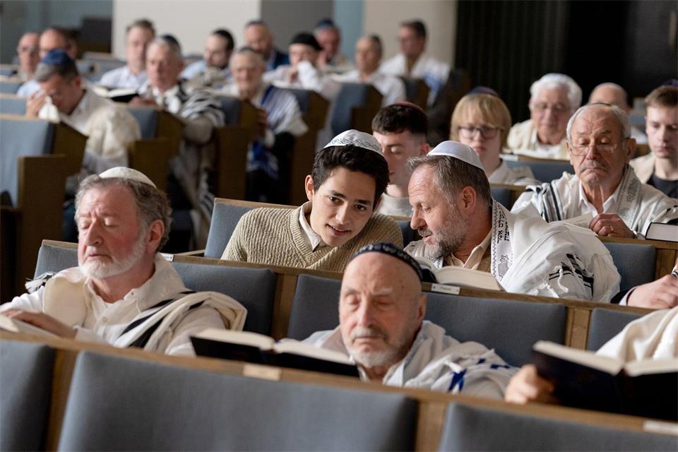 Szene in Synagoge aus dem Film „Doitscha - Alles geht vorüber“ mit Yahli Yogev (links) und Samuel Finzi. (Handout-Foto)Andreas Dobslaff/WDR Kommunikation/Multimediakommunikation/dpa