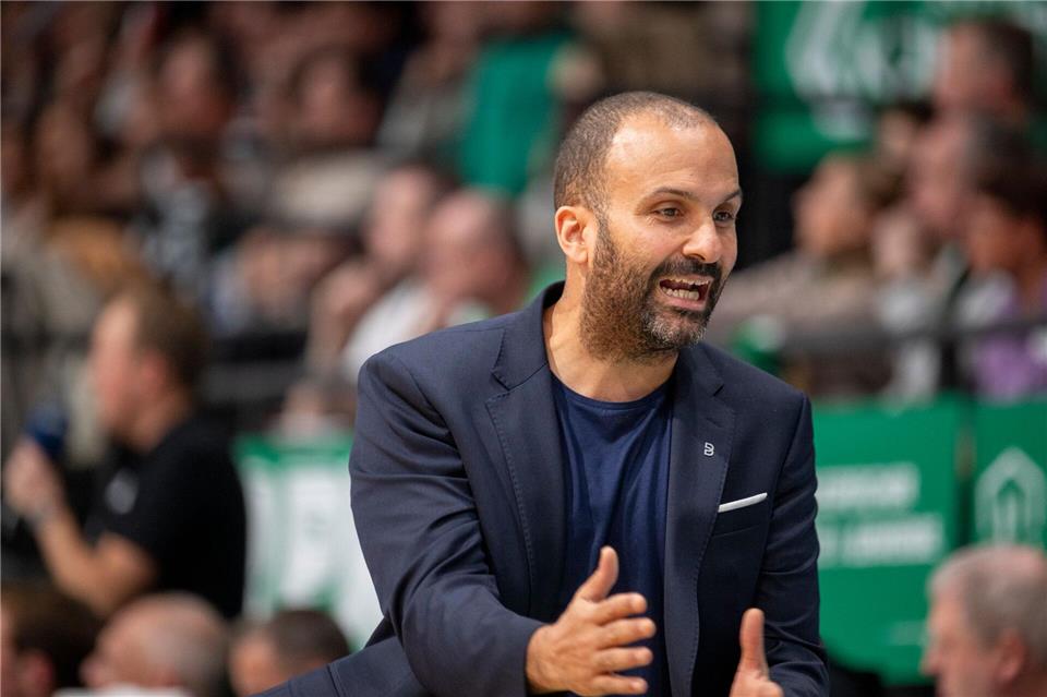 T.J. Parker vertrat erneut den erkrankten Gordon Herbert als Bayern-Coach.Harald Tittel/dpa