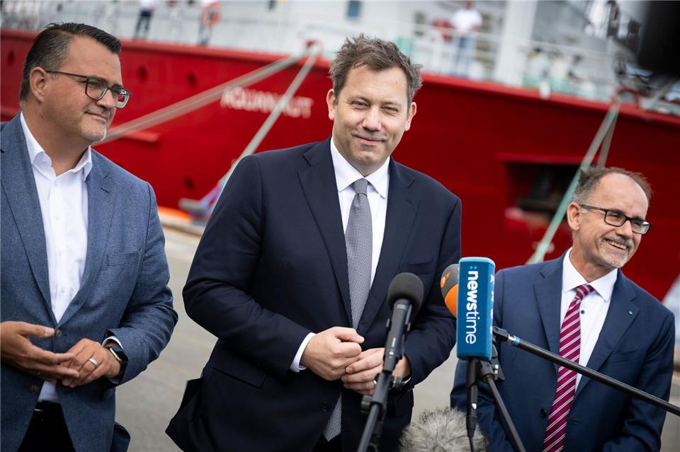 TKMS-Chef Oliver Burkhard (l) ist optimistisch, einen Großauftrag aus Kanada für den Bau von U-Booten zu erhalten.Philip Dulian/dpa