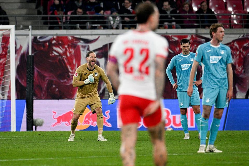 TSG-Torwart Oliver Baumann (l.) versucht seine Teamkollegen nach einem Gegentreffer verbal wachzurütteln. Julius Frick/dpa