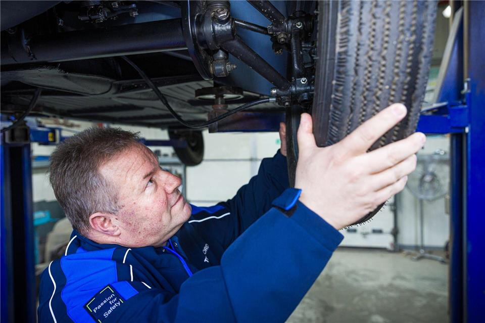 Ältester VW Käfer der Welt fährt wieder TÜV-Mitarbeiter Thomas Rusch hat das Fahrzeug abgenommen.Moritz Frankenberg/dpa