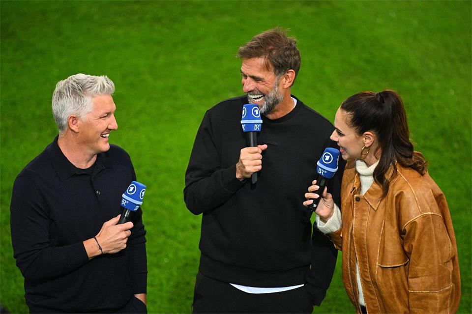 TV-Experte Bastian Schweinsteiger zusammen mit Bundestrainer Jürgen Klopp und ARD-Moderatorin Esther Sedlaczek vor dem Länderspiel gegen Griechenland.Tom Weller/dpa