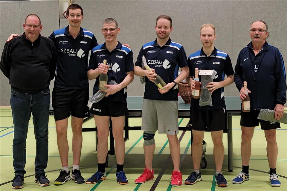 TVB-Tischtennis-Abteilungsleiter Frank Blicker (links) mit den Siegern und Platzierten des vereinsinternen Jux-Turniers zum Jahresanfang.