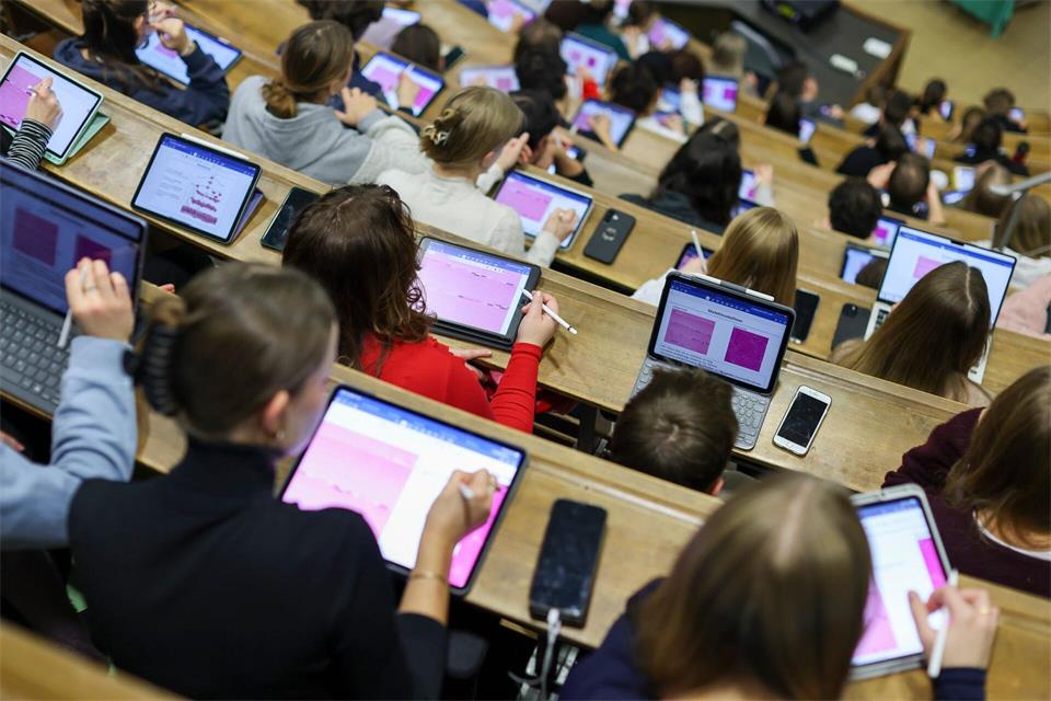 Tablets sind im Studium gut für Vorlesungen, während sich Notebooks besser für längere Hausarbeiten eignen.picture alliance/dpa