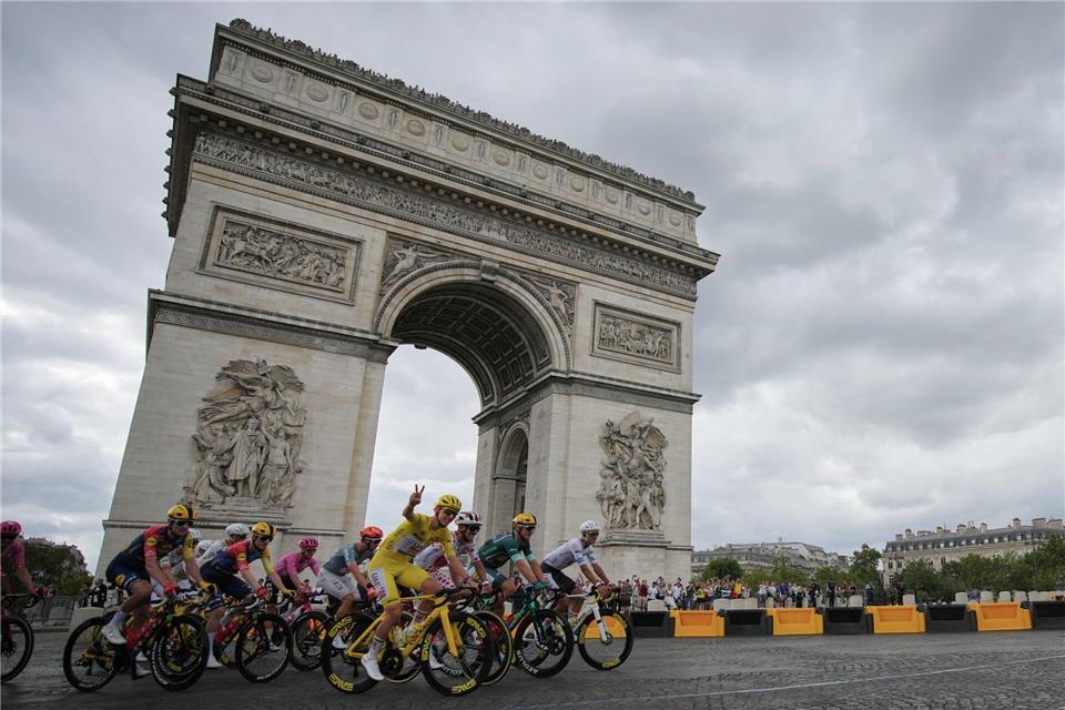 Tadej Pogacar auf seiner Tour d’Honneur in Paris.Mosa’ab Elshamy/AP/dpa