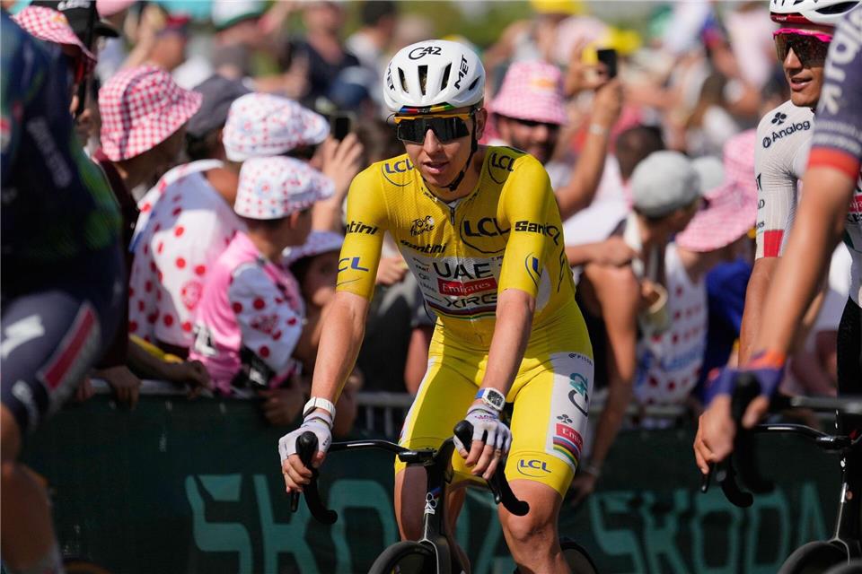 Tadej Pogacar bleibt Gesamtführender der Tour de France.Mosa’ab Elshamy/AP/dpa