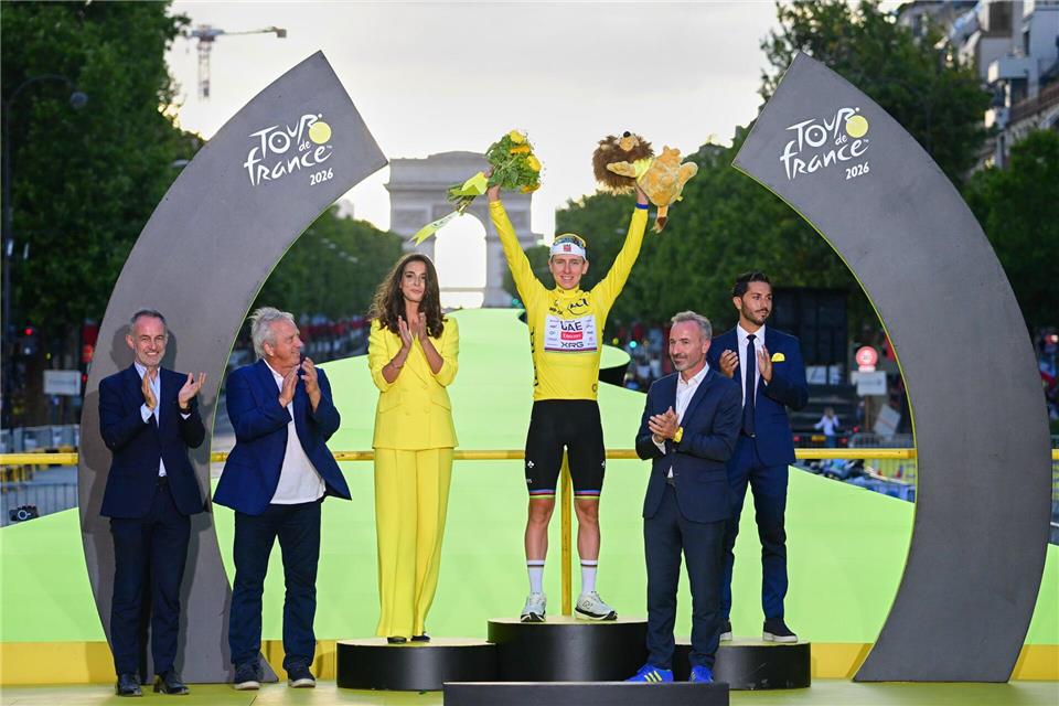 Tadej Pogacar feiert seinen fünften Gesamtsieg bei der Tour. Bernard Papon/Pool L’Equipe/AP/dpa