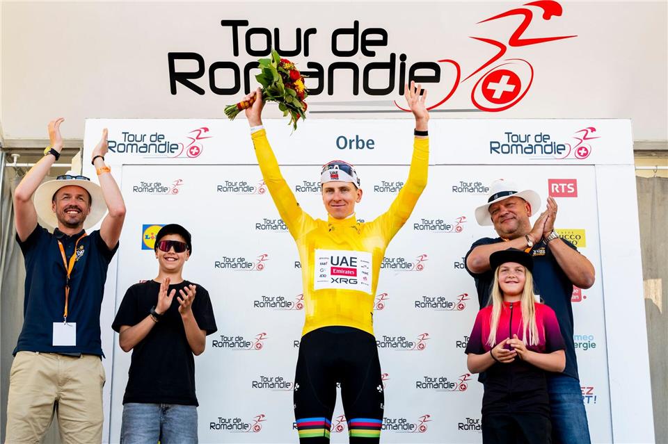 Tadej Pogacar führt die Gesamtwertung der Tour de Romandie weiter an.Jean-Christophe Bott/KEYSTONE/dpa