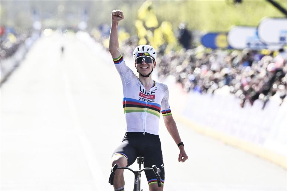 Tadej Pogacar gewann zum dritten Mal die Flandern-Rundfahrt.Eric Lalmand/Belga/dpa