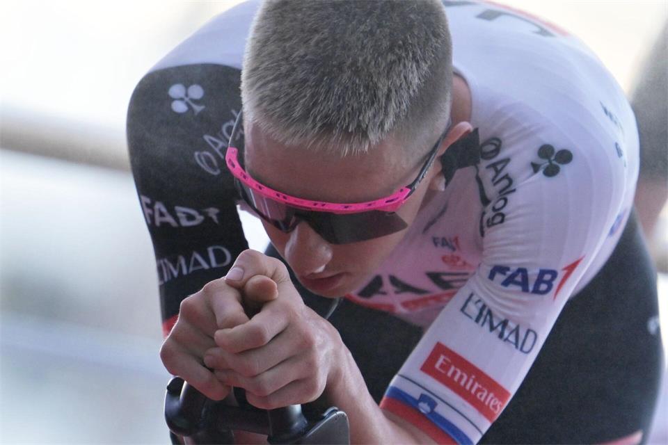 Tadej Pogacar holt einen denkbar knappen Sieg bei der Spanien-Rundfahrt.Philippe Magoni/AP/dpa