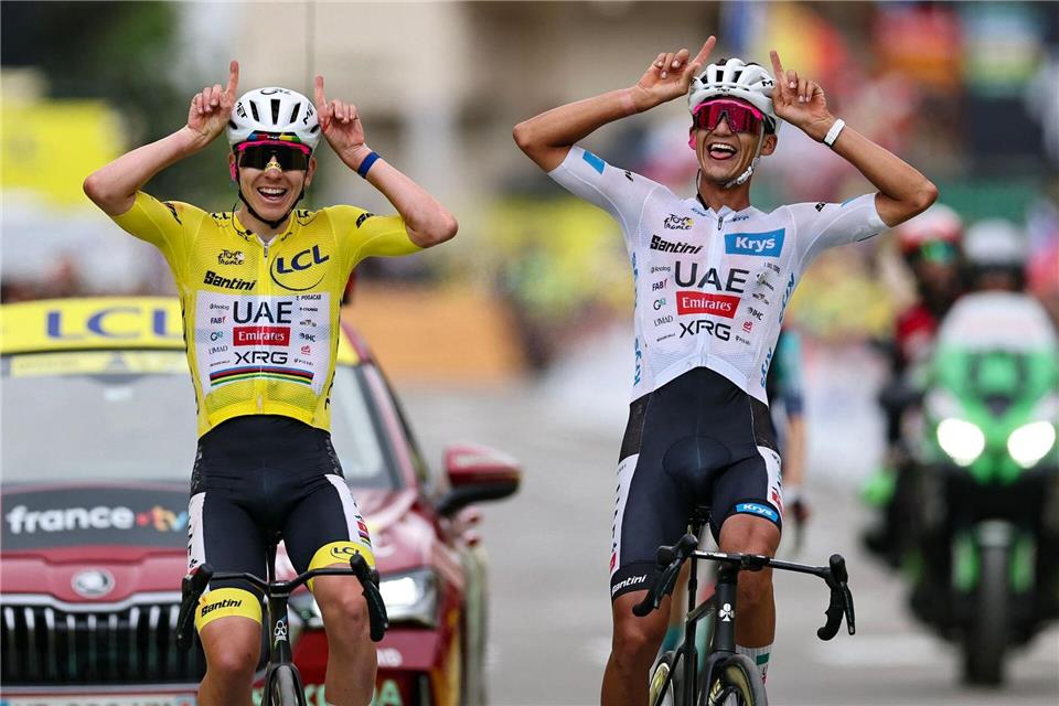 Tadej Pogacar (l.) und Isaac del Toro fahren beide über den Zielstrich auf der Königsetappe. Anne-Christine Poujoulat/AFP/dpa