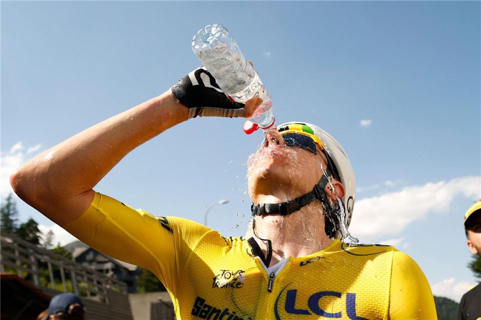 Tadej Pogacar trinkt bei der diesjährigen Tour aus einer Wasserflasche. (Archivbild)Yoan Vallat/Pool EPA/AP/dpa