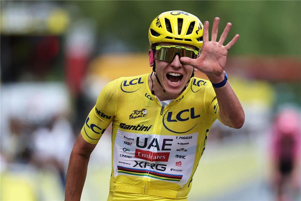 Tadej Pogacar zeigt fünf Finger für alle seine Tour-Siege.Anne-Christine Poujoulat/AFP/dpa