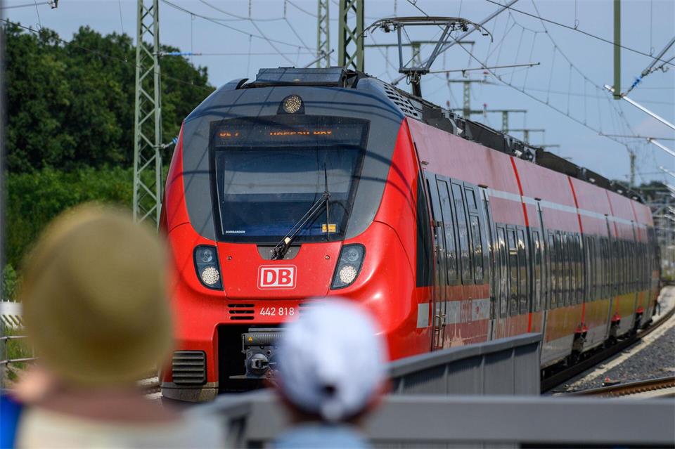 Täglich Zugfahren auf dem Weg zur Ausbildungsstätte - das nehmen vor allem junge Männer auf sich. (Symbolbild)Klaus-Dietmar Gabbert/dpa