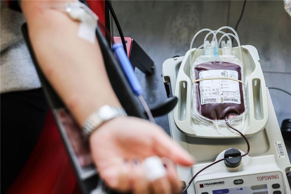 Täglich etwa 600 Blutspenden sind in Berlin und Brandenburg für eine sichere Versorgung nötig. (Symbolbild)Oliver Berg/dpa
