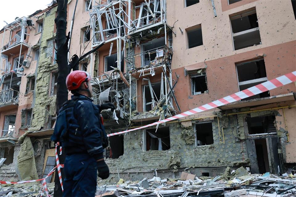 Täglich kommt es Zerstörungen durch russische Luftangriffe in der Ukraine. Kateryna Klochko/AP/dpa