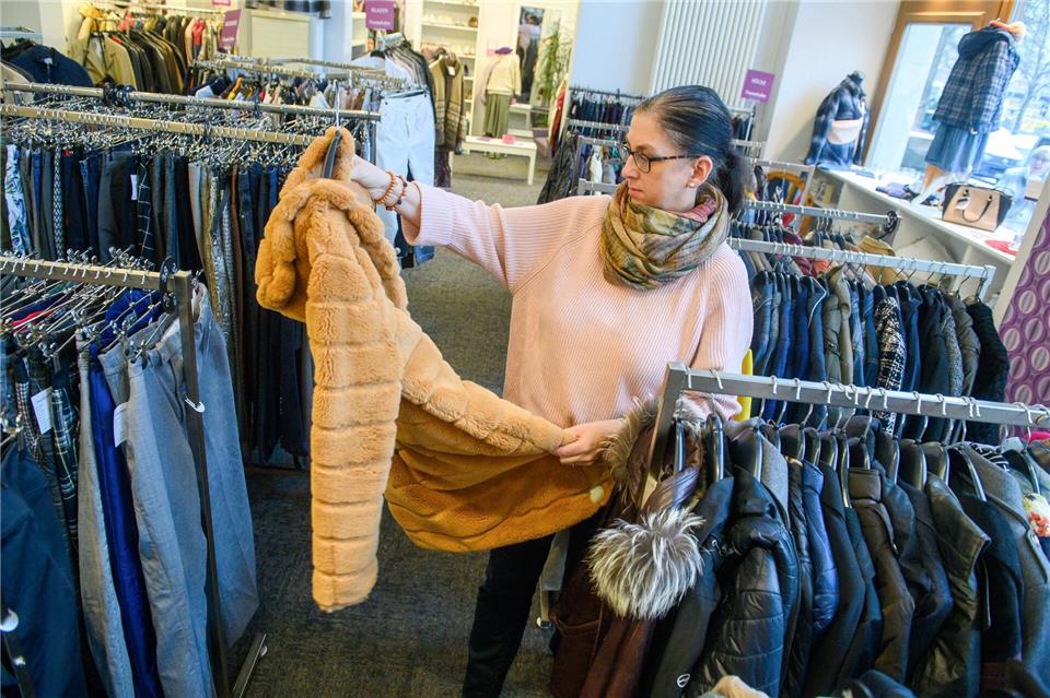 Täglich landen in der Magdeburger Filiale 10 bis 15 Säcke voller Kleidung, sagt die Filialleiterin.Klaus-Dietmar Gabbert/dpa