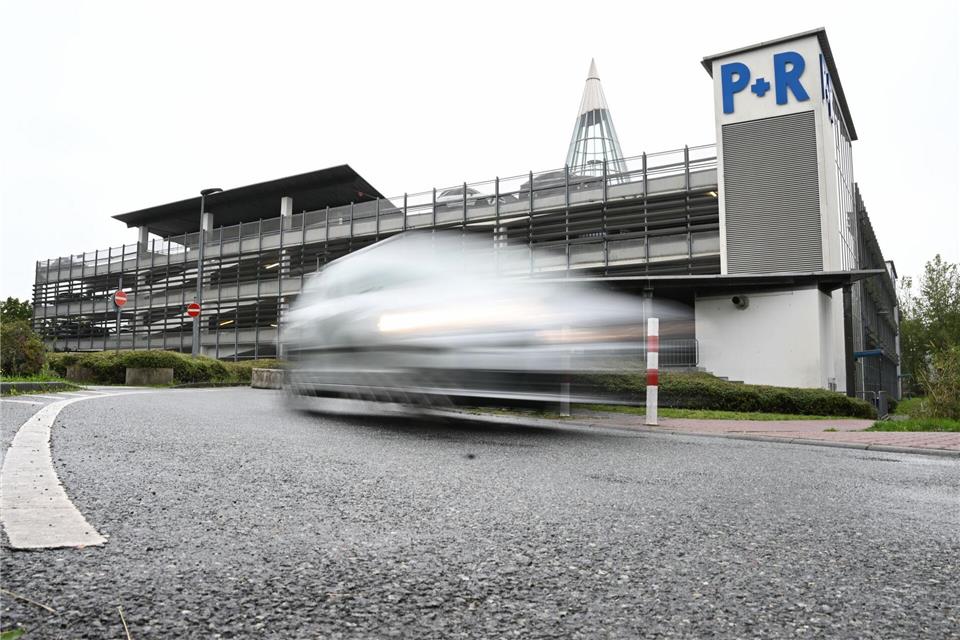 Täglich pendeln annähernd 500.000 Menschen nach Frankfurt. Arne Dedert/dpa