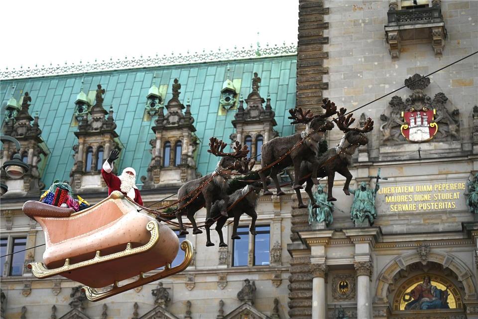Täglich um 16.00 Uhr, 18.00 Uhr und 20.00 Uhr fliegt der Weihnachtsmann in den Abendhimmel.Niklas Graeber/dpa